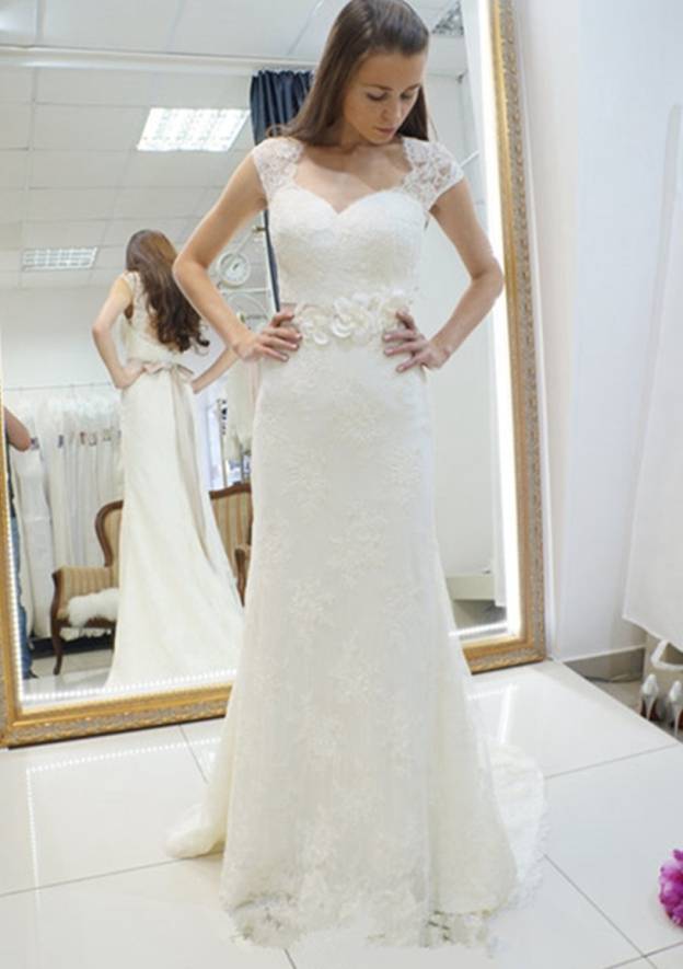Sheath/Column Scalloped Neck Sleeveless Court Train Lace Wedding Dress